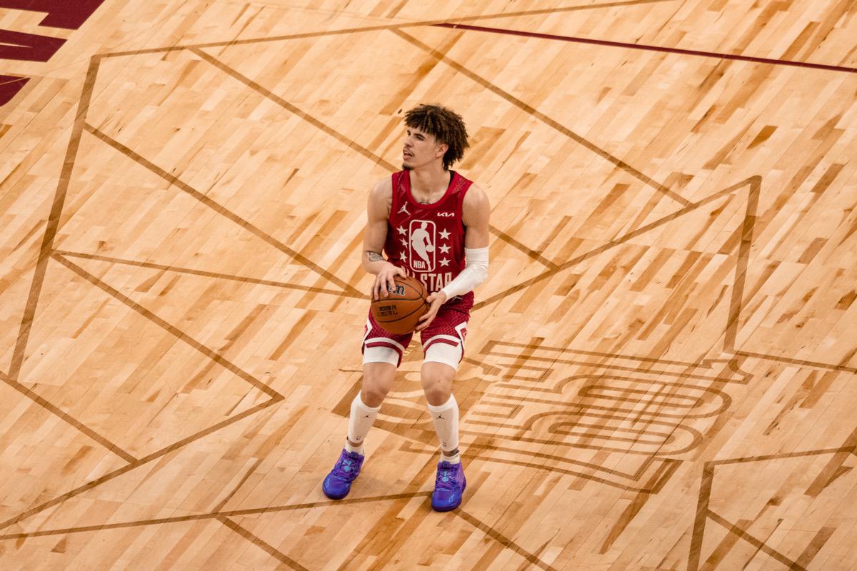 拉梅洛·鲍尔在黄蜂战术体系中的角色:核心控球手与进攻引擎解析