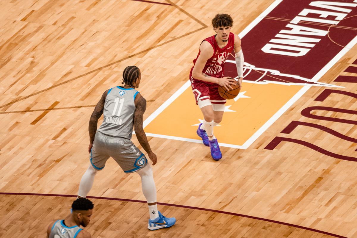 拉梅洛·鲍尔新秀封王:2021年ROY、史上最年轻三双与黄蜂新纪元