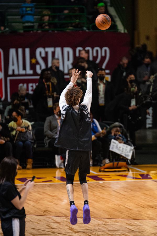 拉梅洛·鲍尔投篮改造全纪录：从争议出手姿势到可靠三分射手的蜕变